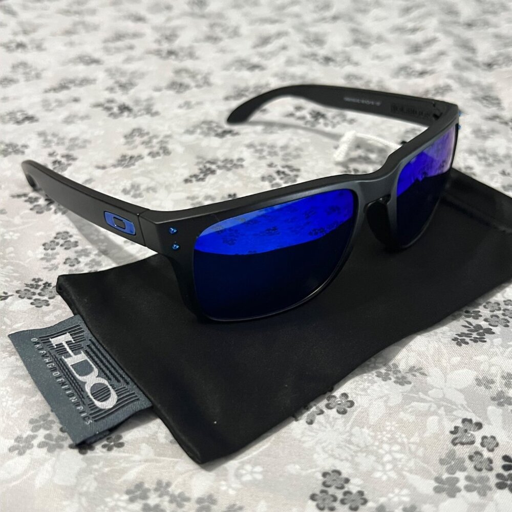 Oakley Men's Black and Blue Sunglasses - Picture 7 of 12